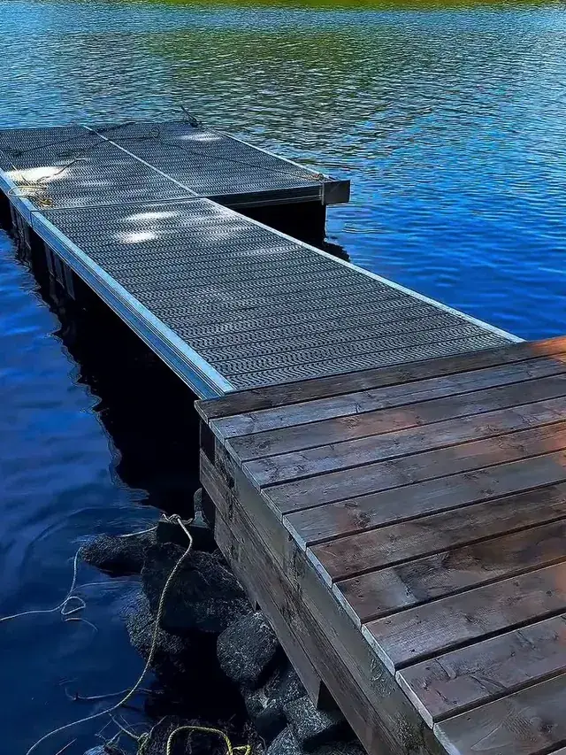 Landing deck at a lake dock